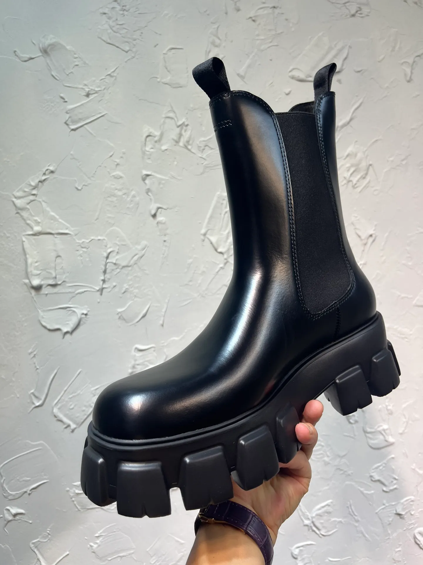 Men's shoes 💰940💰🔥🔥🔥 Upgraded version 2025 new prada Prada triangular enamel logo boots, round-toe elastic Martin boots, original one-to-one development, outsole one-to-one private molding, the fabric is made of imported open edge beads, lining cowhide, foot pad cowhide, sole height 5cm, outsole original rubber foam sole, full package, code number 39-46